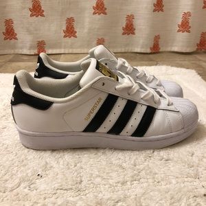 Adidas Superstar Men’s 7, Women’s 9